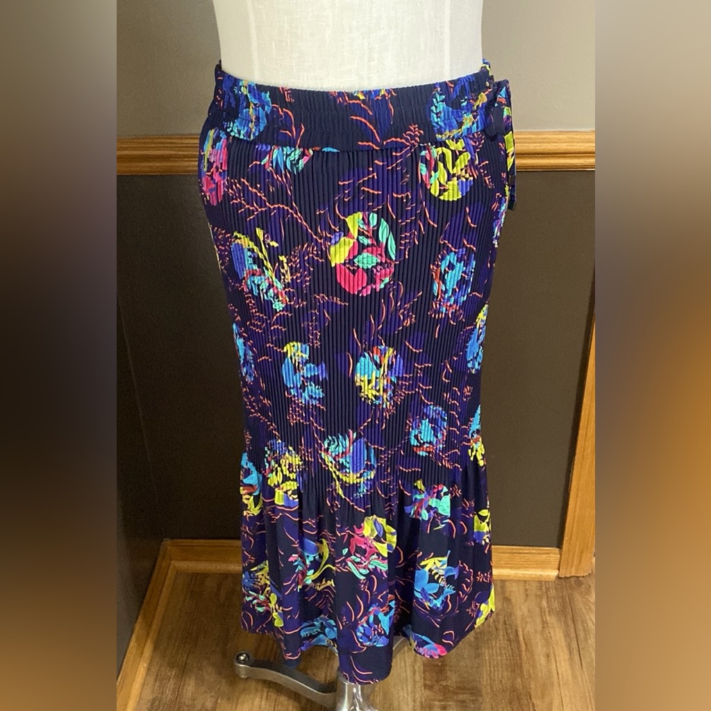 Marc Cain Navy Blue Floral Pleated Midi Skirt With Flare Bottom Size 4